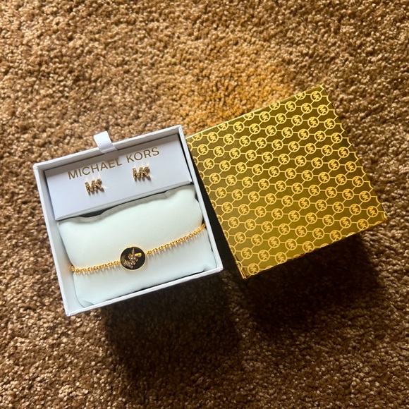 NWOT Micheal Kors Gold Earring & Bracelet Duo Set - Picture 2 of 7